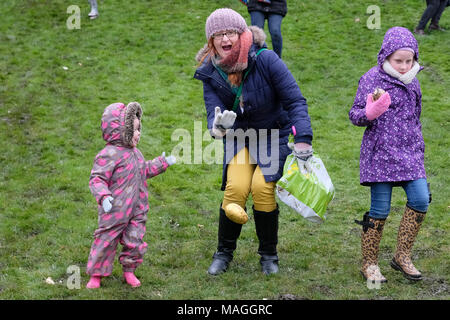 Preston, Royaume-Uni. 2 avril, 2018. C'était un jour froid et humide sur l'Avenham Park dans la région de Preston, le lieu de l'oeuf de Pâques traditionnel événement matériel roulant. C'est normalement l'un des plus grands événements de Preston de l'année. Malgré le mauvais temps les gens de Preston toujours en grand nombre, quoique moins que d'habitude pour profiter de l'oeuf et d'animations tout au long de la journée. La tradition des œufs de roulement vers le bas l'herbe des collines du parc remonte à des centaines d'années et est parfois appelée 'rythme' egging. Crédit : Paul Melling/Alamy Live News Banque D'Images