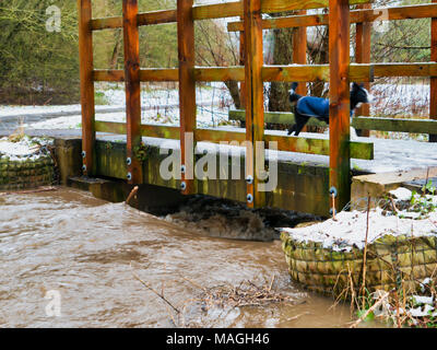 Ashbourne, Derbyshire. 2ème apr 2018. Météo France : 1' de la neige fond rapidement matin causant des inondations sur Easter Bank Holiday lundi à Ashbourne, dans le Derbyshire De : Doug Blane/Alamy Live News Banque D'Images