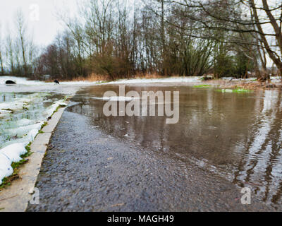Ashbourne, Derbyshire. 2ème apr 2018. Météo France : 1' de la neige fond rapidement matin causant des inondations sur Easter Bank Holiday lundi à Ashbourne, dans le Derbyshire De : Doug Blane/Alamy Live News Banque D'Images