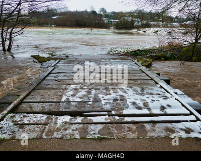 Ashbourne, Derbyshire. 2ème apr 2018. Météo France : 1' de la neige fond rapidement matin causant des inondations sur Easter Bank Holiday lundi à Ashbourne, dans le Derbyshire De : Doug Blane/Alamy Live News Banque D'Images
