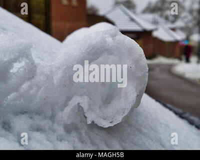 Ashbourne, Derbyshire. 2ème apr 2018. Météo France : la neige morte sur un pare-brise de voiture 1' du matin la neige fond rapidement causant des inondations sur Easter Bank Holiday lundi à Ashbourne, dans le Derbyshire De : Doug Blane/Alamy Live News Banque D'Images
