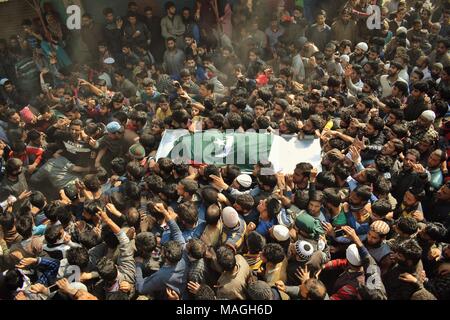 L'Inde, d'Anantnag. 2ème apr 2018. Premier jour d'avril, des affrontements et des funérailles rencontre en Afrique du Cachemire. Des milliers de personnes assistent aux funérailles d'Pro-Freedom rebelles qui ont été tués lors d'un trois différentes rencontres dans le sud du Cachemire. Au moins 13 civils et 3 militants 4 Les forces de sécurité indiennes ont été tués dimanche et 150 civils ont été blessés par balles et les palettes par les forces indiennes Crédit : ZAFAR DAR/Alamy Live News Banque D'Images