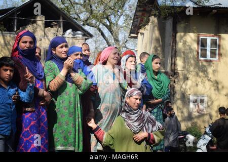 L'Inde, d'Anantnag. 2ème apr 2018. Premier jour d'avril, des affrontements et des funérailles rencontre en Afrique du Cachemire. Des milliers de personnes assistent aux funérailles d'Pro-Freedom rebelles qui ont été tués lors d'un trois différentes rencontres dans le sud du Cachemire. Au moins 13 civils et 3 militants 4 Les forces de sécurité indiennes ont été tués dimanche et 150 civils ont été blessés par balles et les palettes par les forces indiennes Crédit : ZAFAR DAR/Alamy Live News Banque D'Images