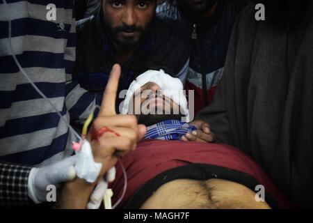 L'Inde, d'Anantnag. 2ème apr 2018. Photo de la palette des victimes qui ont été blessés près de rencontrer dans Shopain site Crédit : ZAFAR DAR/Alamy Live News Banque D'Images