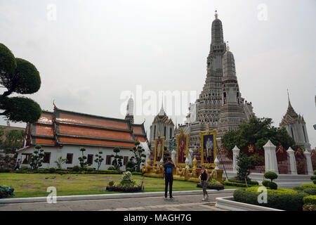 27 février 2018, la Thaïlande, Bangkok : Le prang central (temple tower) dans Wat Arun (Temple de l'aube). Wat Arun est un temple bouddhiste sur les rives de la Mae Nam Chao Phraya (Chao Phraya). Wat Arun est non seulement l'un des plus hauts bâtiments religieux en Thaïlande mais aussi Bangkok monument le plus célèbre. Photo : Alexandra Schuler/dpa Banque D'Images