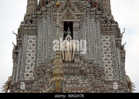 27 février 2018, la Thaïlande, Bangkok : l'éléphant à trois têtes dans d'Erawan Wat Arun (Temple de l'aube). Wat Arun est un temple bouddhiste sur les rives de la Mae Nam Chao Phraya (Chao Phraya). Wat Arun est non seulement l'un des plus hauts bâtiments religieux en Thaïlande mais aussi Bangkok monument le plus célèbre. Photo : Alexandra Schuler/dpa Banque D'Images