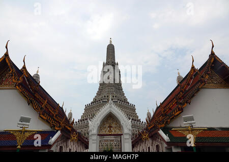 27 février 2018, la Thaïlande, Bangkok : Le prang central (temple tower) dans Wat Arun (Temple de l'aube). Wat Arun est un temple bouddhiste sur les rives de la Mae Nam Chao Phraya (Chao Phraya). Wat Arun est non seulement l'un des plus hauts bâtiments religieux en Thaïlande mais aussi Bangkok monument le plus célèbre. Photo : Alexandra Schuler/dpa Banque D'Images