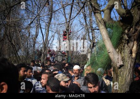 L'Inde, d'Anantnag. 2ème apr 2018. Premier jour d'avril, des affrontements et des funérailles rencontre en Afrique du Cachemire. Des milliers de personnes assistent aux funérailles d'Pro-Freedom rebelles qui ont été tués lors d'un trois différentes rencontres dans le sud du Cachemire. Au moins 13 civils et 3 militants 4 Les forces de sécurité indiennes ont été tués dimanche et 150 civils ont été blessés par balles et les palettes par les forces indiennes Crédit : ZAFAR DAR/Alamy Live News Banque D'Images