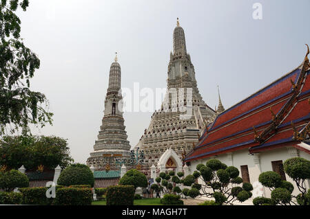 27 février 2018, la Thaïlande, Bangkok : Deux prangs (tours) au temple Wat Arun (Temple de l'aube). Wat Arun est un temple bouddhiste sur les rives de la Mae Nam Chao Phraya (Chao Phraya). Wat Arun est non seulement l'un des plus hauts bâtiments religieux en Thaïlande mais aussi Bangkok monument le plus célèbre. Photo : Alexandra Schuler/dpa Banque D'Images