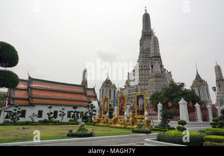 27 février 2018, la Thaïlande, Bangkok : Le prang central (temple tower) dans Wat Arun (Temple de l'aube). Wat Arun est un temple bouddhiste sur les rives de la Mae Nam Chao Phraya (Chao Phraya). Wat Arun est non seulement l'un des plus hauts bâtiments religieux en Thaïlande mais aussi Bangkok monument le plus célèbre. Photo : Alexandra Schuler/dpa Banque D'Images