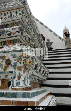 27 février 2018, la Thaïlande, Bangkok : Détails et escalier dans Wat Arun (Temple de l'aube). Wat Arun est un temple bouddhiste sur les rives de la Mae Nam Chao Phraya (Chao Phraya). Wat Arun est non seulement l'un des plus hauts bâtiments religieux en Thaïlande mais aussi Bangkok monument le plus célèbre. Photo : Alexandra Schuler/dpa Banque D'Images