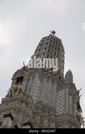 27 février 2018, la Thaïlande, Bangkok : Le prang central (temple tower) dans Wat Arun (Temple de l'aube). Wat Arun est un temple bouddhiste sur les rives de la Mae Nam Chao Phraya (Chao Phraya). Wat Arun est non seulement l'un des plus hauts bâtiments religieux en Thaïlande mais aussi Bangkok monument le plus célèbre. Photo : Alexandra Schuler/dpa Banque D'Images