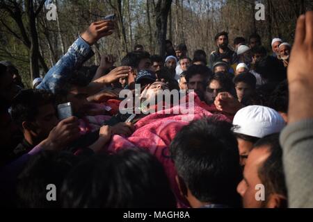 L'Inde, d'Anantnag. 2ème apr 2018. Premier jour d'avril, des affrontements et des funérailles rencontre en Afrique du Cachemire. Des milliers de personnes assistent aux funérailles d'Pro-Freedom rebelles qui ont été tués lors d'un trois différentes rencontres dans le sud du Cachemire. Au moins 13 civils et 3 militants 4 Les forces de sécurité indiennes ont été tués dimanche et 150 civils ont été blessés par balles et les palettes par les forces indiennes Crédit : ZAFAR DAR/Alamy Live News Banque D'Images