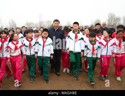 Beijing, Chine. 2ème apr 2018. Le président chinois Xi Jinping, également secrétaire général du parti communiste de Chine et président du Comité central de la Commission militaire centrale, promenades avec des élèves volontaires après une activité de plantation dans la banlieue est de Pékin, capitale de la Chine, le 2 avril 2018. D'autres dirigeants chinois comme Li Keqiang, Li Zhanshu, Wang Yang, Wang Huning, Zhao Leji, Han Zheng et Wang Qishan a également assisté à l'événement. Credit : Xie Huanchi/Xinhua/Alamy Live News Banque D'Images