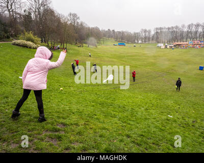 Avenham Park, Lancashire, Royaume-Uni, le 2 avril 2018. Oeuf de Pâques traditionnel dévalant la colline à Avenham Park, Preston sur un lundi de Pâques très humide, Preston, Lancashire, UK Crédit : Sue Burton/Alamy Live News Banque D'Images