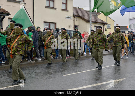 Derry, Irlande du Nord le 02 avril, 2018. Intervenir à la Police Républicaine dissidente Parade. Les hommes vêtus de vêtements de style paramilitaire à une commémoration Pâques 1916 notifié dans l'immobilier à Derry, Creggan Derry 1916 Comité de commémoration. ©George Sweeney / Alamy Live News Banque D'Images