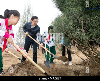 (180402) -- BEIJING, 2 avril 2018 (Xinhua) -- le vice-Premier ministre chinois Han Zheng (2L), également membre du Comité permanent du Bureau politique du parti communiste de Chine Comité Central, se joint à une activité de plantation d'arbres volontaire dans la banlieue est de Pékin, capitale de la Chine, le 2 avril 2018. D'autres dirigeants chinois y compris Xi Jinping, Li Keqiang, Li Zhanshu, Wang Yang, Wang Huning, Zhao Leji et Wang Qishan a également assisté à l'événement. (Xinhua/Wang Ye) (DHF) Banque D'Images