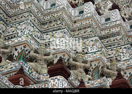 27 février 2018, la Thaïlande, Bangkok : soutenir les sculptures à un temple prang (tour) de Wat Arun (Temple de l'aube). Wat Arun est un temple bouddhiste sur les rives de la Mae Nam Chao Phraya (Chao Phraya). Wat Arun est non seulement l'un des plus hauts bâtiments religieux en Thaïlande mais aussi Bangkok monument le plus célèbre. Photo : Alexandra Schuler/dpa Banque D'Images