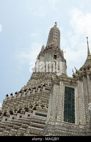 27 février 2018, la Thaïlande, Bangkok : Le prang central (temple tower) dans Wat Arun (Temple de l'aube). Wat Arun est un temple bouddhiste sur les rives de la Mae Nam Chao Phraya (Chao Phraya). Wat Arun est non seulement l'un des plus hauts bâtiments religieux en Thaïlande mais aussi Bangkok monument le plus célèbre. Photo : Alexandra Schuler/dpa Banque D'Images