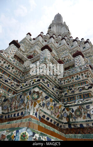 27 février 2018, la Thaïlande, Bangkok : Le prang central (temple tower) dans Wat Arun (Temple de l'aube). Wat Arun est un temple bouddhiste sur les rives de la Mae Nam Chao Phraya (Chao Phraya). Wat Arun est non seulement l'un des plus hauts bâtiments religieux en Thaïlande mais aussi Bangkok monument le plus célèbre. Photo : Alexandra Schuler/dpa Banque D'Images