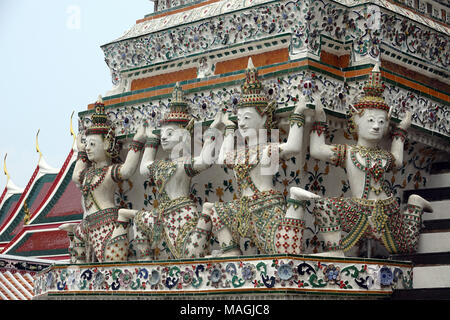 27 février 2018, la Thaïlande, Bangkok : soutenir les sculptures à un temple prang (tour) de Wat Arun (Temple de l'aube). Wat Arun est un temple bouddhiste sur les rives de la Mae Nam Chao Phraya (Chao Phraya). Wat Arun est non seulement l'un des plus hauts bâtiments religieux en Thaïlande mais aussi Bangkok monument le plus célèbre. Photo : Alexandra Schuler/dpa Banque D'Images