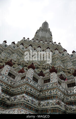 27 février 2018, la Thaïlande, Bangkok : Le prang central (temple tower) dans Wat Arun (Temple de l'aube). Wat Arun est un temple bouddhiste sur les rives de la Mae Nam Chao Phraya (Chao Phraya). Wat Arun est non seulement l'un des plus hauts bâtiments religieux en Thaïlande mais aussi Bangkok monument le plus célèbre. Photo : Alexandra Schuler/dpa Banque D'Images