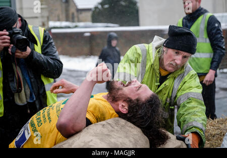 Gawthorpe, West Yorkshire, Royaume-Uni. Le 02 avril 2018. Joel Hicks s'effondre de fatigue sur la ligne d'arrivée de l'Organisation mondiale de transport du charbon après l'exécution, 120 kg de charbon, au cours de la 1012m piste en montée. L'événement se déroule chaque année le lundi de Pâques, lorsque les concurrents, portent des sacs de charbon, par l'entremise de l'ancien village minier près de Wakefield. Les concurrents masculins sont généralement porteurs de sacs de 50kg et les femelles 20kg. Les femmes gagnant a été Danielle Sidebottom, Men's gagnant a été Andrew Corrigan. © Ian Wray/Alamy live news Banque D'Images