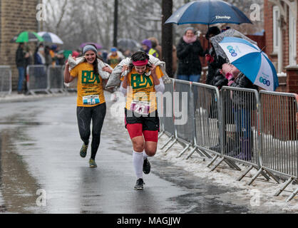 Gawthorpe, West Yorkshire, Royaume-Uni. Le 02 avril 2018. Les deux principaux concurrents femelle près de la ligne d'arrivée. Championnats du monde de l'exécution du charbon ont lieu chaque année le lundi de Pâques, lorsque les concurrents, portent des sacs de charbon, de race sur une piste en montée 1012 m à travers l'ancien village minier près de Wakefield. Les concurrents masculins portent des sacs de 50kg et les femelles 20kg. Les femmes gagnant a été Danielle Sidebottom, Men's gagnant a été Andrew Corrigan. © Ian Wray/Alamy live news Banque D'Images