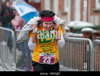 Gawthorpe, West Yorkshire, Royaume-Uni. Le 02 avril 2018. Arpo Sidebottom, vainqueur de la course des femmes, se rapproche de la ligne d'arrivée. Championnats du monde de l'exécution du charbon ont lieu chaque année le lundi de Pâques, lorsque les concurrents, portent des sacs de charbon, de race sur une piste en montée 1012 m à travers l'ancien village minier près de Wakefield. Les concurrents masculins portent des sacs de 50kg et les femelles 20kg. Les femmes gagnant a été Danielle Sidebottom, Men's gagnant a été Andrew Corrigan. © Ian Wray/Alamy live news Banque D'Images