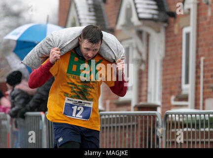 Gawthorpe, West Yorkshire, Royaume-Uni. Le 02 avril 2018. Vainqueur de la première des deux courses pour hommes s'approche de la ligne d'arrivée. Championnats du monde de l'exécution du charbon ont lieu chaque année le lundi de Pâques, lorsque les concurrents, portent des sacs de charbon, de race sur une piste en montée 1012 m à travers l'ancien village minier près de Wakefield. Les concurrents masculins portent des sacs de 50kg et les femelles 20kg. Les femmes gagnant a été Danielle Sidebottom, Men's gagnant a été Andrew Corrigan. © Ian Wray/Alamy live news Banque D'Images