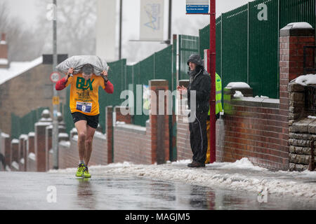 Gawthorpe, West Yorkshire, Royaume-Uni. Le 02 avril 2018. Gagnant de la seconde de 2 courses pour hommes, l'ayant quitté la meute derrière. Championnats du monde de l'exécution du charbon ont lieu chaque année le lundi de Pâques, lorsque les concurrents, portent des sacs de charbon, de race sur une piste en montée 1012 m à travers l'ancien village minier près de Wakefield. Les concurrents masculins portent des sacs de 50kg et les femelles 20kg. Les femmes gagnant a été Danielle Sidebottom, Men's gagnant a été Andrew Corrigan. © Ian Wray/Alamy live news Banque D'Images