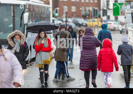 Hastings, East Sussex, UK. 2ème apr 2018. Vacances de banque UK Weather : gratuites, pluie bruine dans la ville balnéaire de Hastings cet après-midi du lundi de Pâques avec un bon nombre de gens dehors et environ se protégeant avec des parasols. © Paul Lawrenson, 2018 Crédit photo : Paul Lawrenson / Alamy Live News Banque D'Images