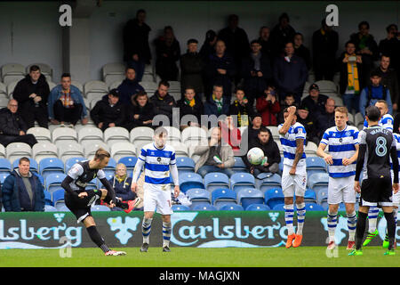 Londres, Royaume-Uni, 2 avril 2018. James Maddison de Norwich City (l) prend une tentative de but. Match de championnat Skybet EFL, Queens Park Rangers v Norwich City à Loftus Road stadium à Londres le lundi 2 avril 2018. Cette image ne peut être utilisé qu'à des fins rédactionnelles. Usage éditorial uniquement, licence requise pour un usage commercial. Aucune utilisation de pari, de jeux ou d'un seul club/ligue/dvd publications. pic par Steffan Bowen/Andrew Orchard la photographie de sport/Alamy live news Banque D'Images