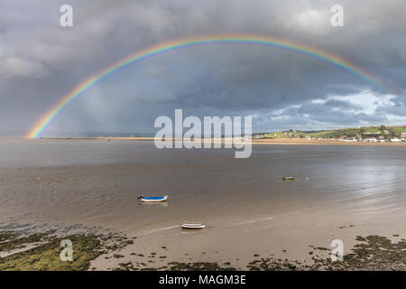 Devon, UK, 2 avril 2018. Après une journée d'averses le lundi de Pâques, un arc-en-ciel apparaît dans le soleil de fin d'après-midi sur la plage à Instow dans le Nord du Devon. Credit : Terry Mathews/Alamy Live News Banque D'Images