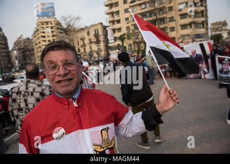 Le Caire, Égypte. 2ème apr 2018. Un supporter assiste à un rassemblement célébrant titulaire président égyptien Abdel-Fattah al-Sisi's re-election, au Caire, en Egypte, le 2 avril 2018. Présidentielle égyptienne a annoncé lundi que le président sortant, Abdel-Fattah al-Sisi a obtenu 97,08  % des votes dans l'élection présidentielle de 2018. Credit : Meng Tao/Xinhua/Alamy Live News source : Xinhua/Alamy Live News Banque D'Images