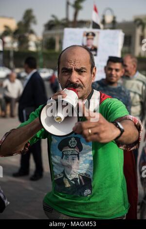 (Le Caire, Égypte. 2ème apr 2018. Un supporter assiste à un rassemblement célébrant titulaire président égyptien Abdel-Fattah al-Sisi's re-election, au Caire, en Egypte, le 2 avril 2018. Présidentielle égyptienne a annoncé lundi que le président sortant, Abdel-Fattah al-Sisi a obtenu 97,08  % des votes dans l'élection présidentielle de 2018. Source : Xinhua/Alamy Live News Banque D'Images