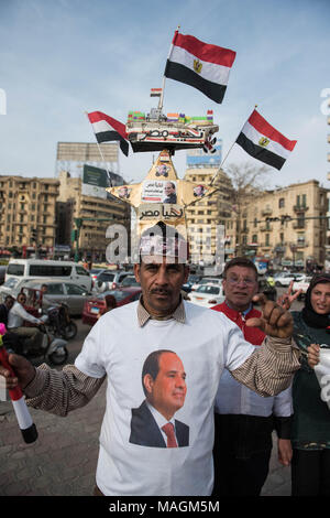 (Le Caire, Égypte. 2ème apr 2018. Un supporter assiste à un rassemblement célébrant titulaire président égyptien Abdel-Fattah al-Sisi's re-election, au Caire, en Egypte, le 2 avril 2018. Présidentielle égyptienne a annoncé lundi que le président sortant, Abdel-Fattah al-Sisi a obtenu 97,08  % des votes dans l'élection présidentielle de 2018. Source : Xinhua/Alamy Live News Banque D'Images