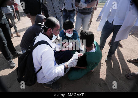 Territoires palestiniens. 07 avril, 2018.Les manifestants palestiniens se couvrir lors d'affrontements avec les troupes israéliennes à la frontière Israel-Gaza, dans le sud de la bande de Gaza, le 2 avril 2018. Photo par Abed Rahim Khatib © Abed Rahim Khatib / éveil / Alamy News Banque D'Images