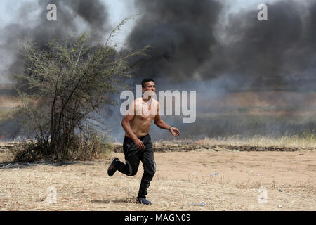 Territoires palestiniens. 07 avril, 2018.Les manifestants palestiniens se couvrir lors d'affrontements avec les troupes israéliennes à la frontière Israel-Gaza, dans le sud de la bande de Gaza, le 2 avril 2018. Photo par Abed Rahim Khatib © Abed Rahim Khatib / éveil / Alamy News Banque D'Images