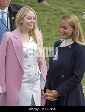 Washington, District de Columbia, Etats-Unis. 2ème apr 2018. Tiffany Trump, gauche, et Vanessa Trump, épouse de Donald Trump Jr., droite, comme ils vont à la Maison Blanche annuelle aux Œufs de Pâques sur la pelouse Sud de la Maison Blanche à lundi 2 avril, 2018.Credit : Ron Sachs/CNP Crédit : Ron Sachs/CNP/ZUMA/Alamy Fil Live News Banque D'Images