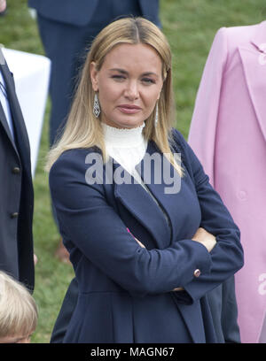 Washington, District de Columbia, Etats-Unis. 2ème apr 2018. Vanessa Trump, épouse de Donald Trump Jr., regarde le président des Etats-Unis, Donald J. Trump et la première dame Melania Trump l'hôte de la Maison Blanche annuelle aux Œufs de Pâques sur la pelouse Sud de la Maison Blanche à lundi 2 avril, 2018.Credit : Ron Sachs/CNP Crédit : Ron Sachs/CNP/ZUMA/Alamy Fil Live News Banque D'Images