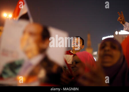 Le Caire, Égypte. 2ème apr 2018. Les partisans du Président égyptien Abdel-Fattah al-Sisi célébrer lors d'un rassemblement à la place Tahrir au Caire, en Egypte, le 2 avril 2018. Le président égyptien Abdel-Fattah al-Sisi a fait une victoire écrasante aux élections présidentielles du pays, remportant 97,08  % des votes, les résultats ont montré le lundi. Credit : Ahmed Gomaa/Xinhua/Alamy Live News Banque D'Images