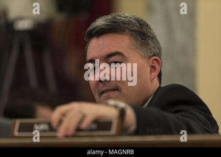 Washington, District de Columbia, Etats-Unis. 17 Jan, 2018. États-unis le sénateur CORY GARDNER, Républicain du Colorado, au cours d'une audience sur la colline du Capitole à Washington, DC Crédit : Alex Edelman/ZUMA/Alamy Fil Live News Banque D'Images