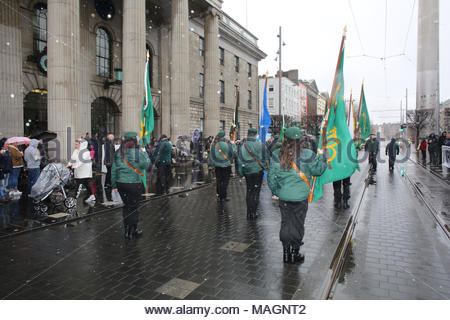 Dublin, Irlande. Le 2 avril 2018. Un mars républicaine passe par O'Connell Street à Dublin ce midi en l'honneur de la 1916 soulèvement contre le gouvernement britannique. En cas de pluie un piper laisse aux participants de l'objet Stratégie de groupe et sur d'Arbour Hill Cimetière. Credit : reallifephotos/Alamy Live News Banque D'Images