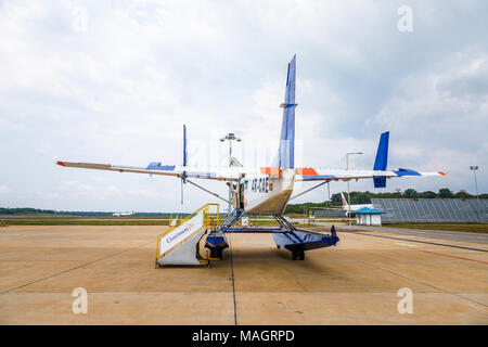 La cannelle Cessna 208 Caravan amphibie de l'air sur le sol à l'Aéroport International de Colombo, Sri Lanka. Sri Lanka Banque D'Images