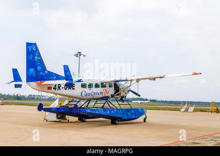 La cannelle Cessna 208 Caravan amphibie de l'air sur le sol à l'Aéroport International de Colombo, Sri Lanka. Sri Lanka Banque D'Images