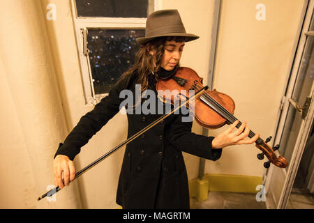 Un musicien joue du violon dans le Palacio Barolo's 'Paradise'. Monserrat, Buenos Aires, Argentine. Banque D'Images