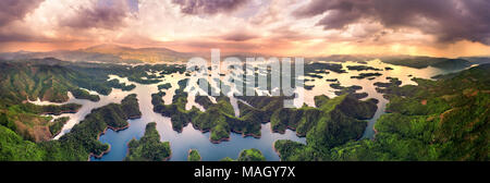 Aeral vue de Ta Dung lac dans la matinée avec les arbres sur la petite île paradisiaque. C'est le réservoir pour l'hydroélectricité au CAD Nong, Viet Banque D'Images