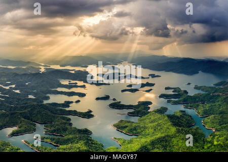 Aeral vue de Ta Dung lac dans la matinée avec les arbres sur la petite île paradisiaque. C'est le réservoir pour l'hydroélectricité au CAD Nong, Viet Banque D'Images