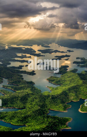 Aeral vue de Ta Dung lac dans la matinée avec les arbres sur la petite île paradisiaque. C'est le réservoir pour l'hydroélectricité au CAD Nong, Viet Banque D'Images